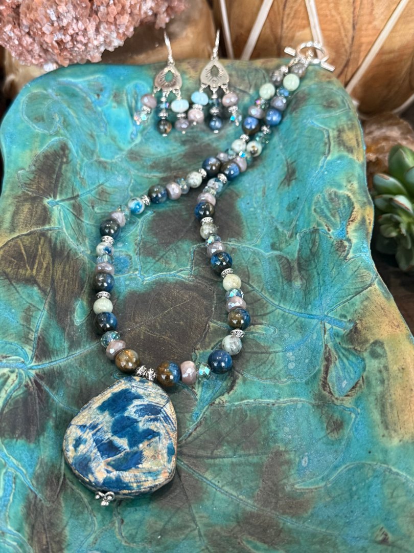 Blue Quantum Quattro, Moonstone, Agate and Crystal set Image