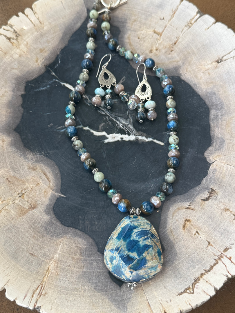 Blue Quantum Quattro, Moonstone, Agate and Crystal set Image