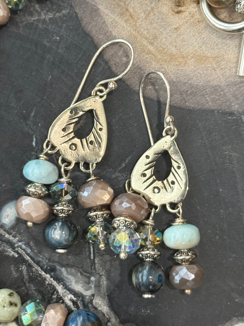Blue Quantum Quattro, Moonstone, Agate and Crystal set Image