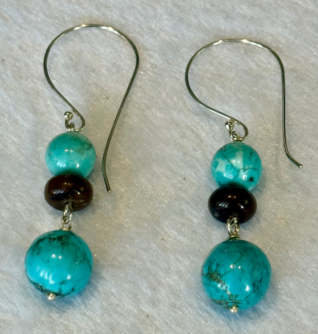 Kingman turquoise set with brown agate accents Image
